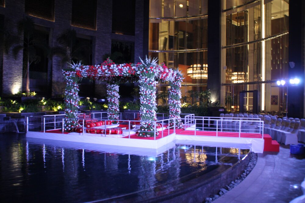 J&R Events, Wedding Planning Service based in Western India, is a premier luxury wedding planning company renowned for curating elegant, sophisticated, and flawlessly executed wedding celebrations. Whether you're envisioning a grand banquet or an intimate gathering of loved ones, we ensure complete peace of mind.